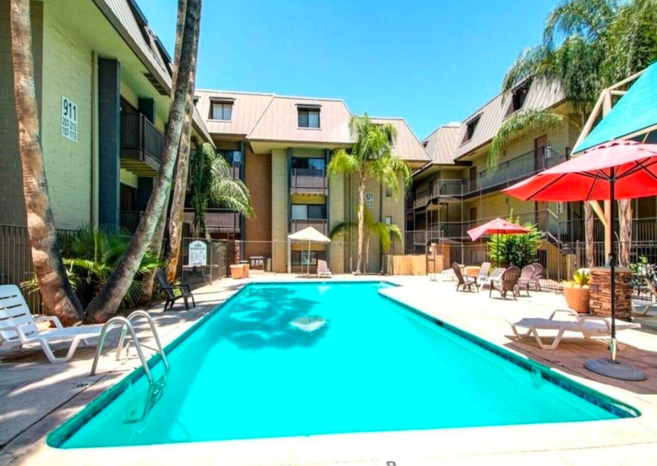 Resort-Style Condo: Pool, Balcony, Walk to U of A