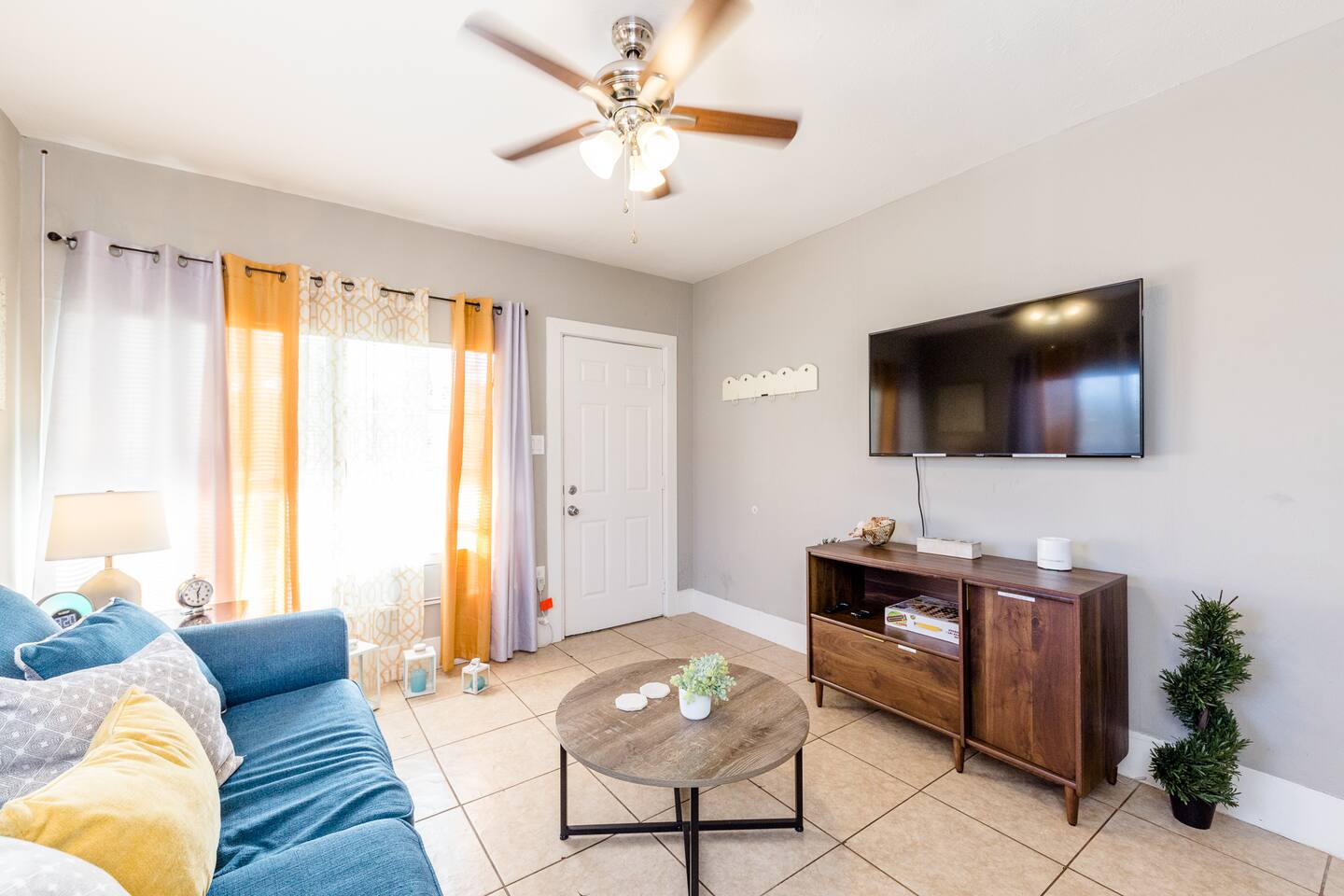 The Comfi Coral - Large 1 Bedroom Studio || Unit A