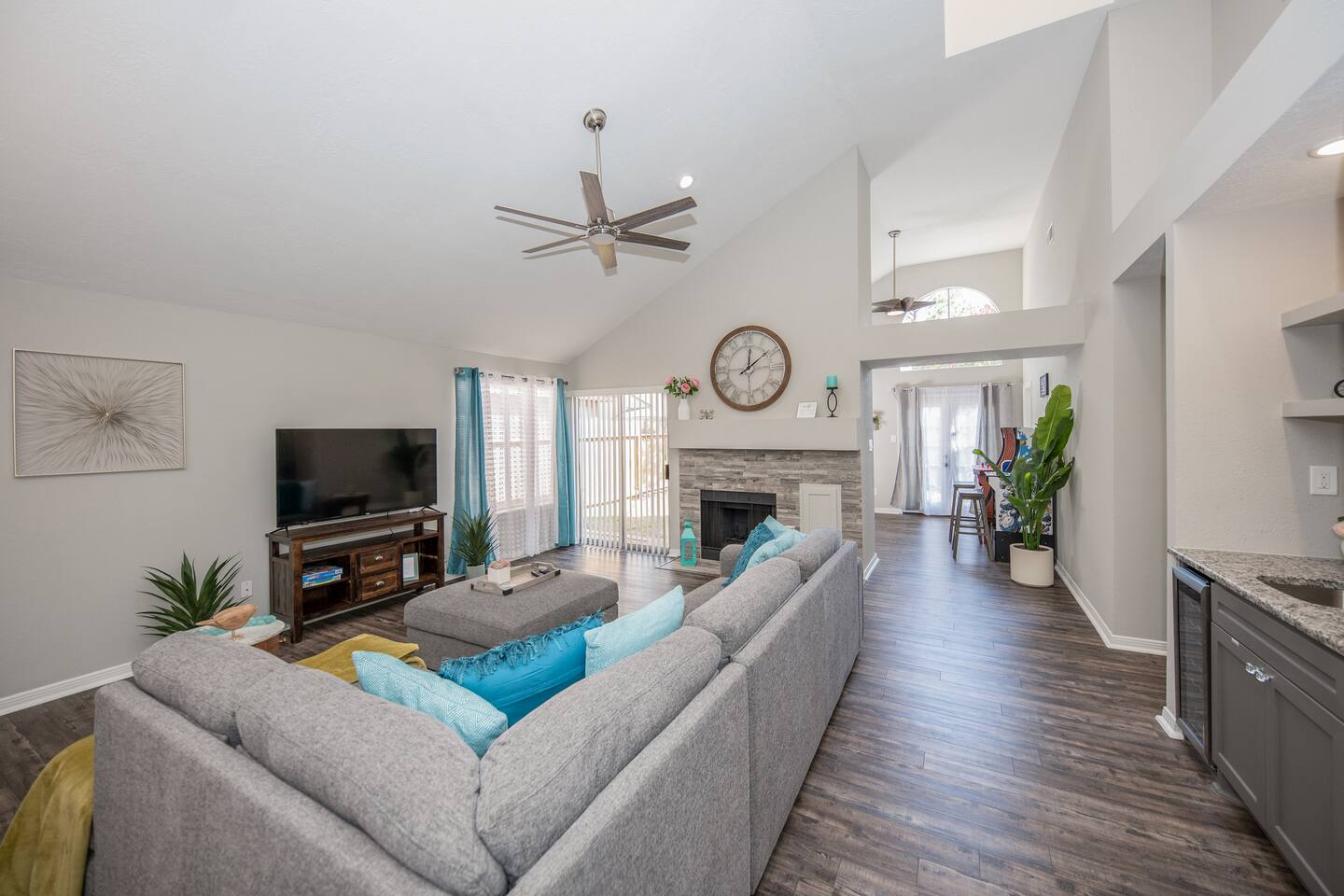 Sparkling Aqua-King Bed-Master, Arcades, clean!