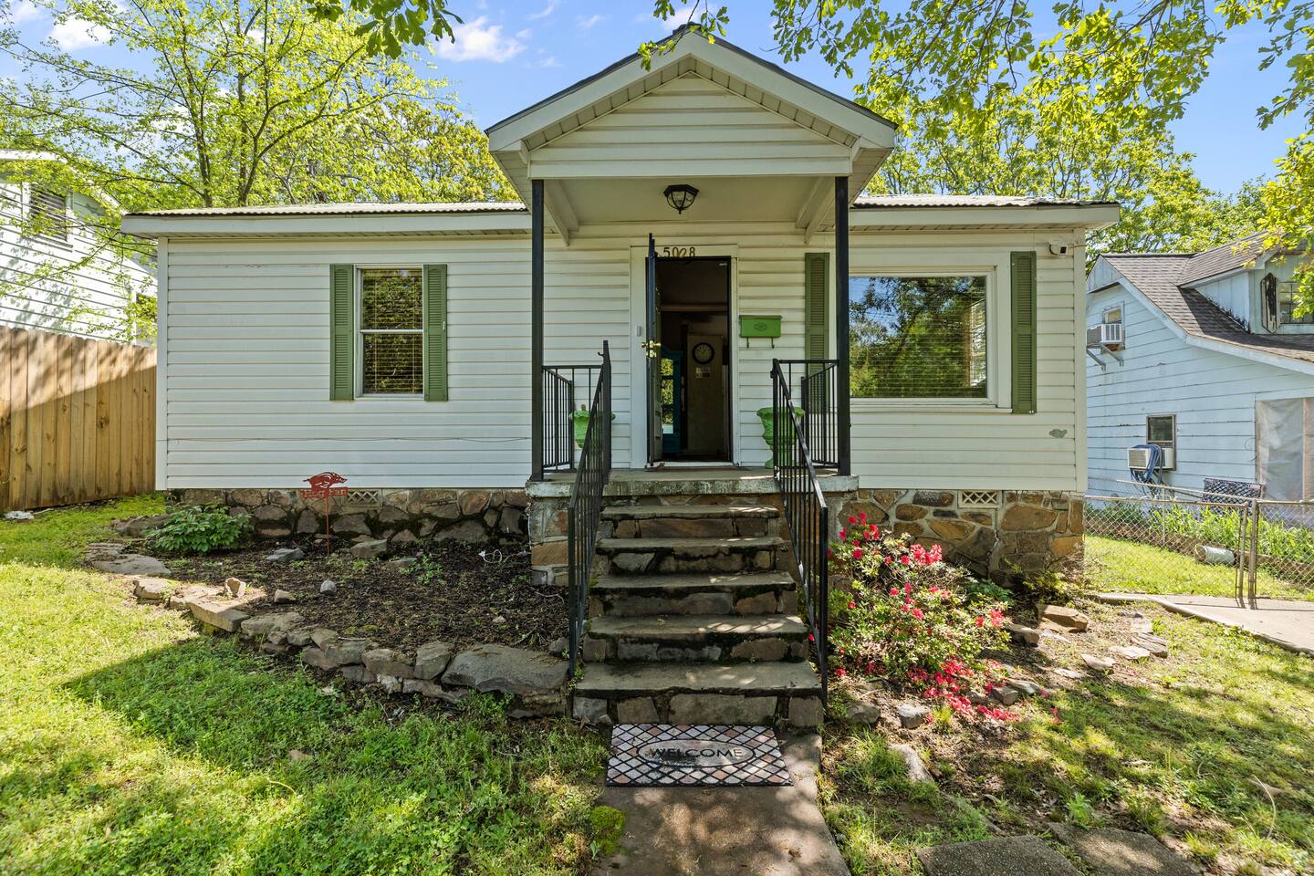 Country Quilt Cottage | Fenced in Big Yard | Deck