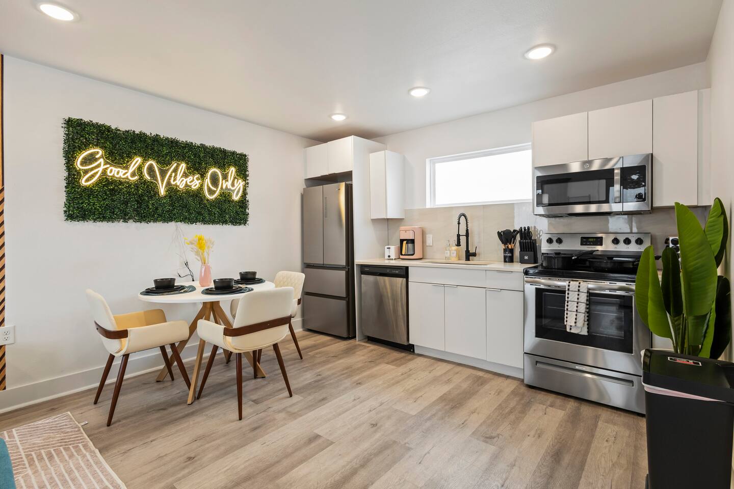 1 King | Free Parking | Walk to dining