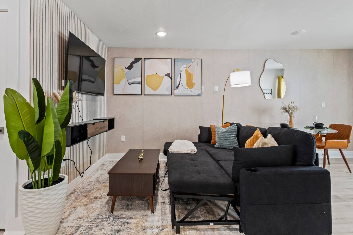 1 King +1 Queen Bed| Free Parking | Walk to dining