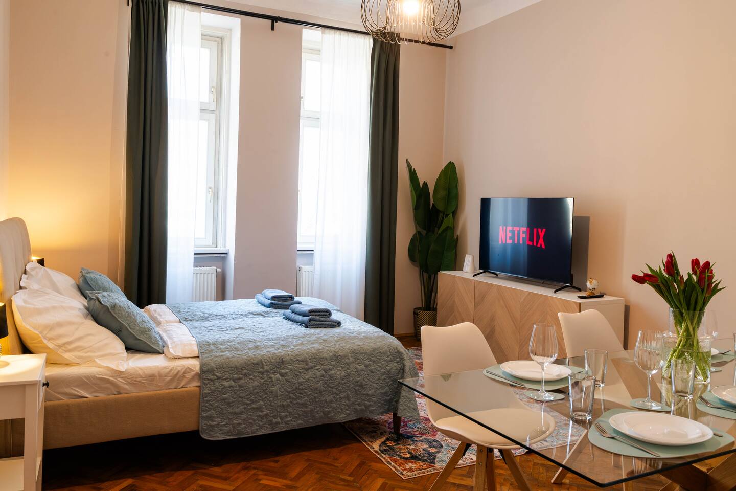 Large comfortable Apartment near the subway
