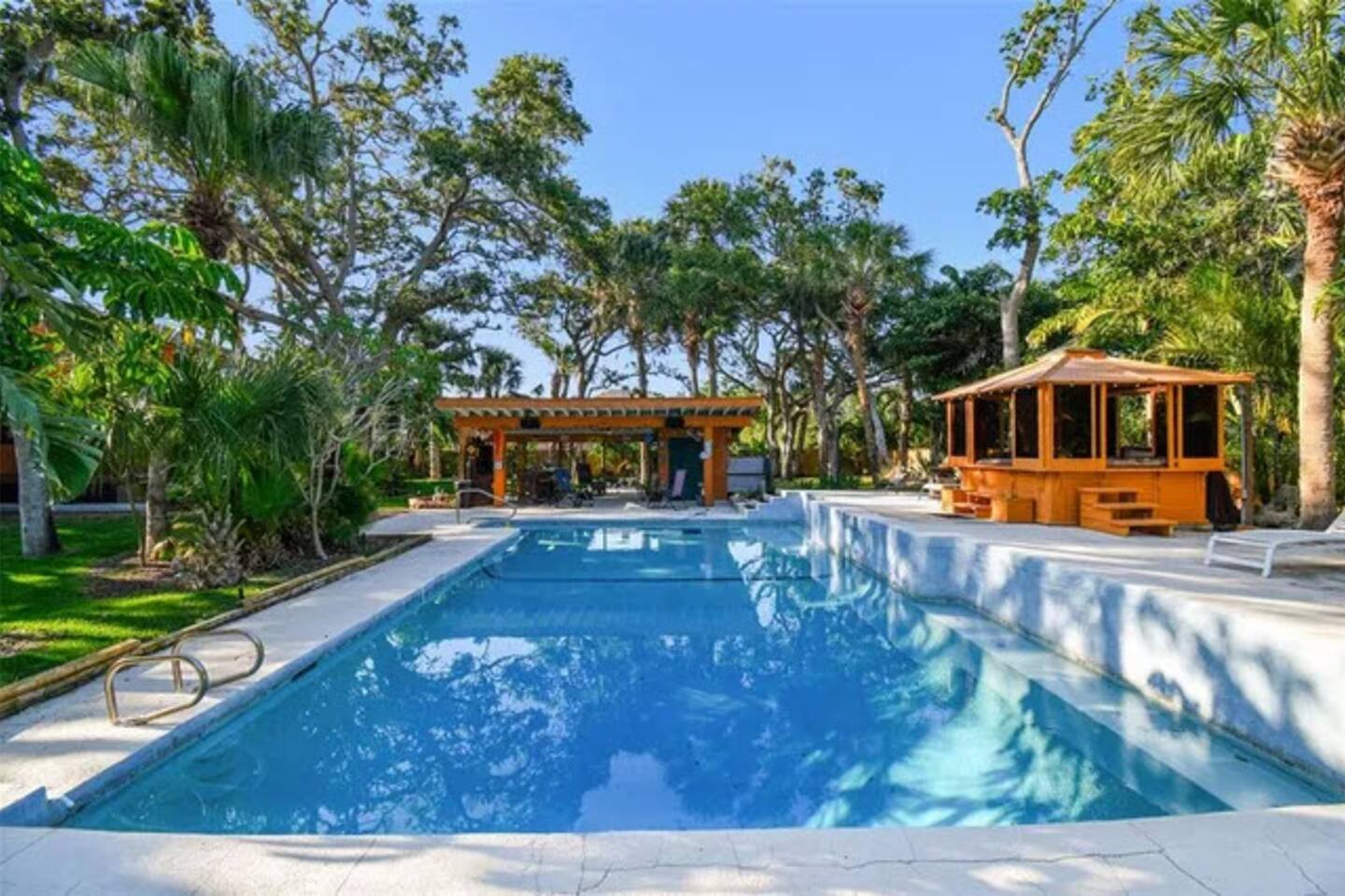 Tropical Backyard Oasis near Indian Rocks Beach