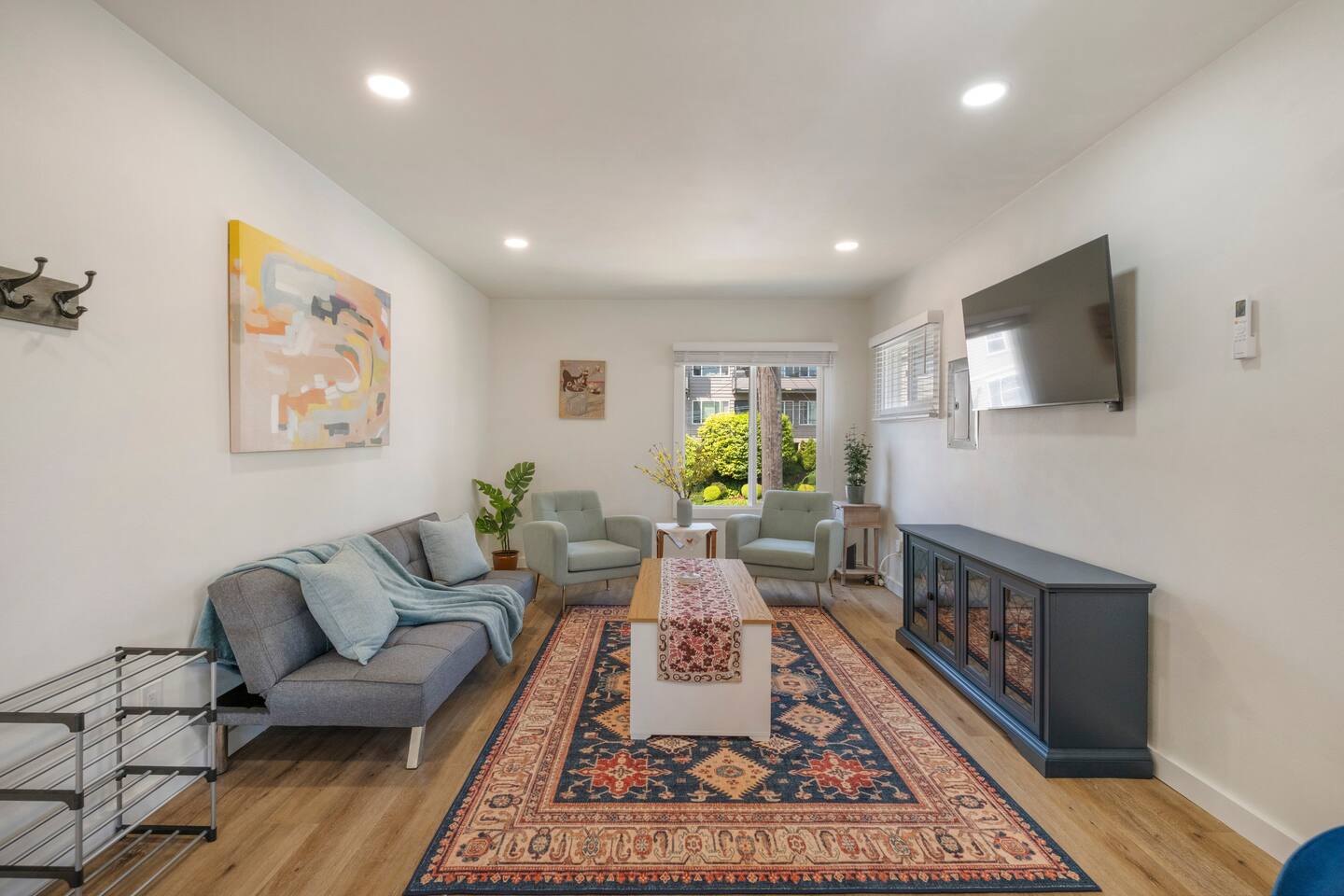 Emerald Leaf Stays Upstairs Unit