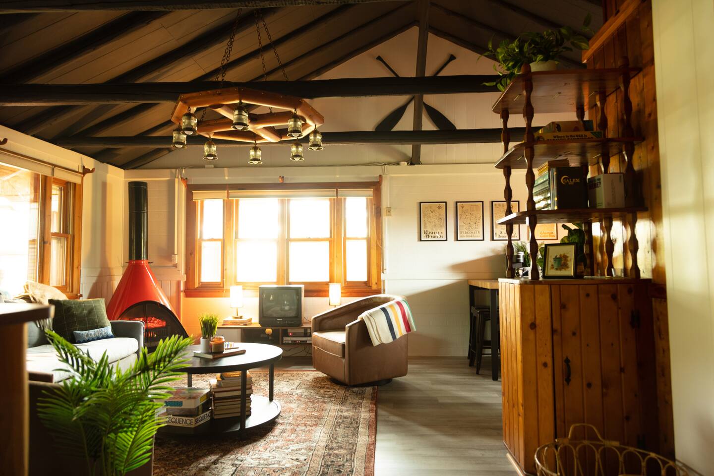 Nostalgic Lakehouse with VHS, Nintendo & Hot Tub