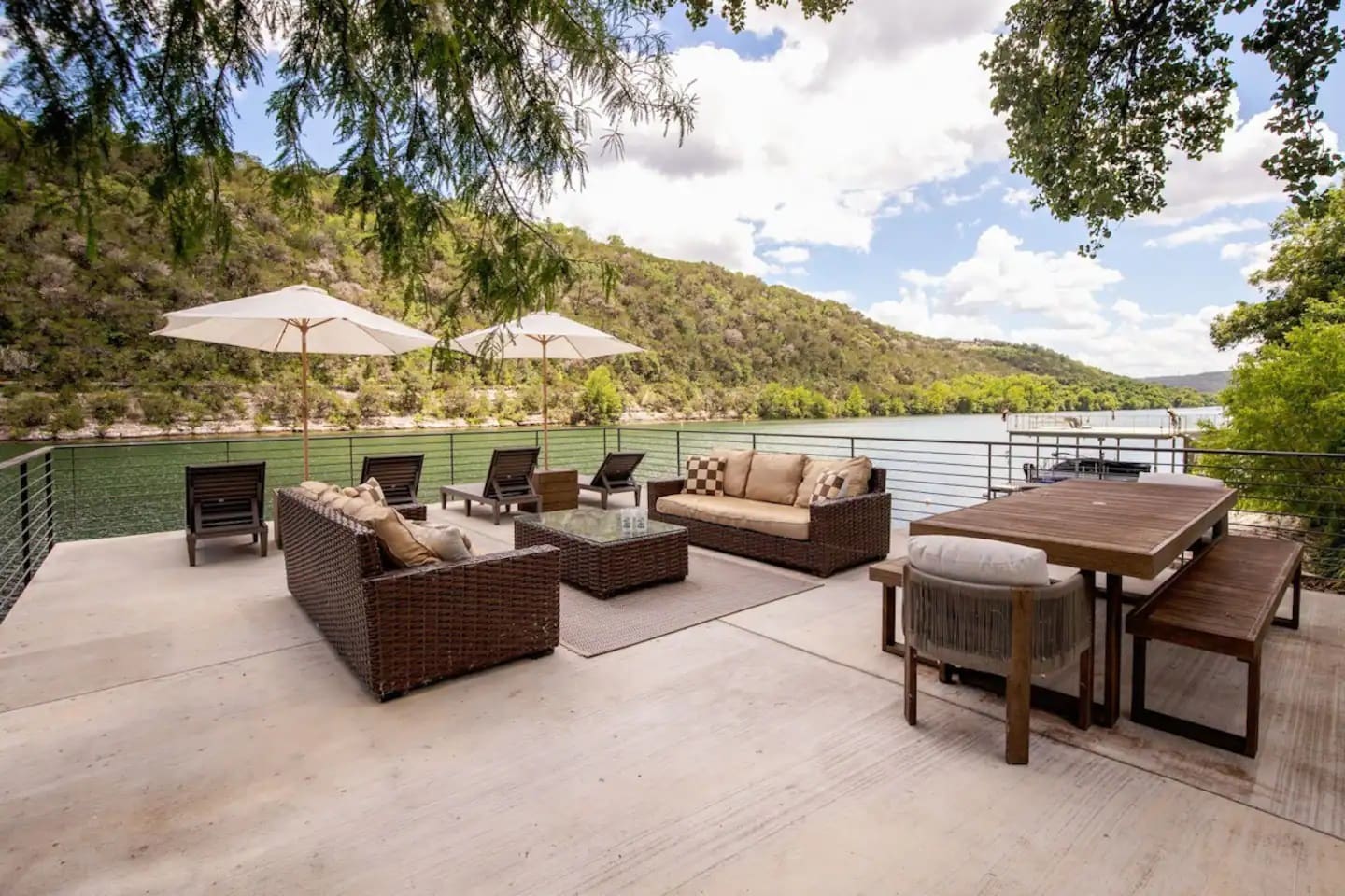 Lake Austin Luxury Waterfront/2 Docks/Sleeps 4