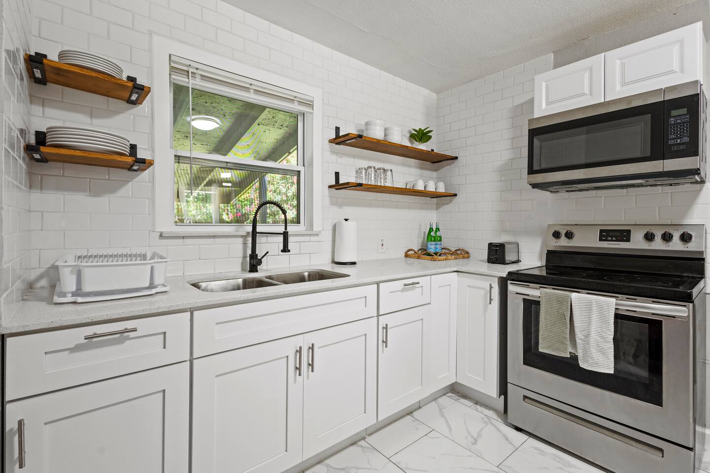 5 Min to AT&T Stadium • Walkable • Backyard Oasis