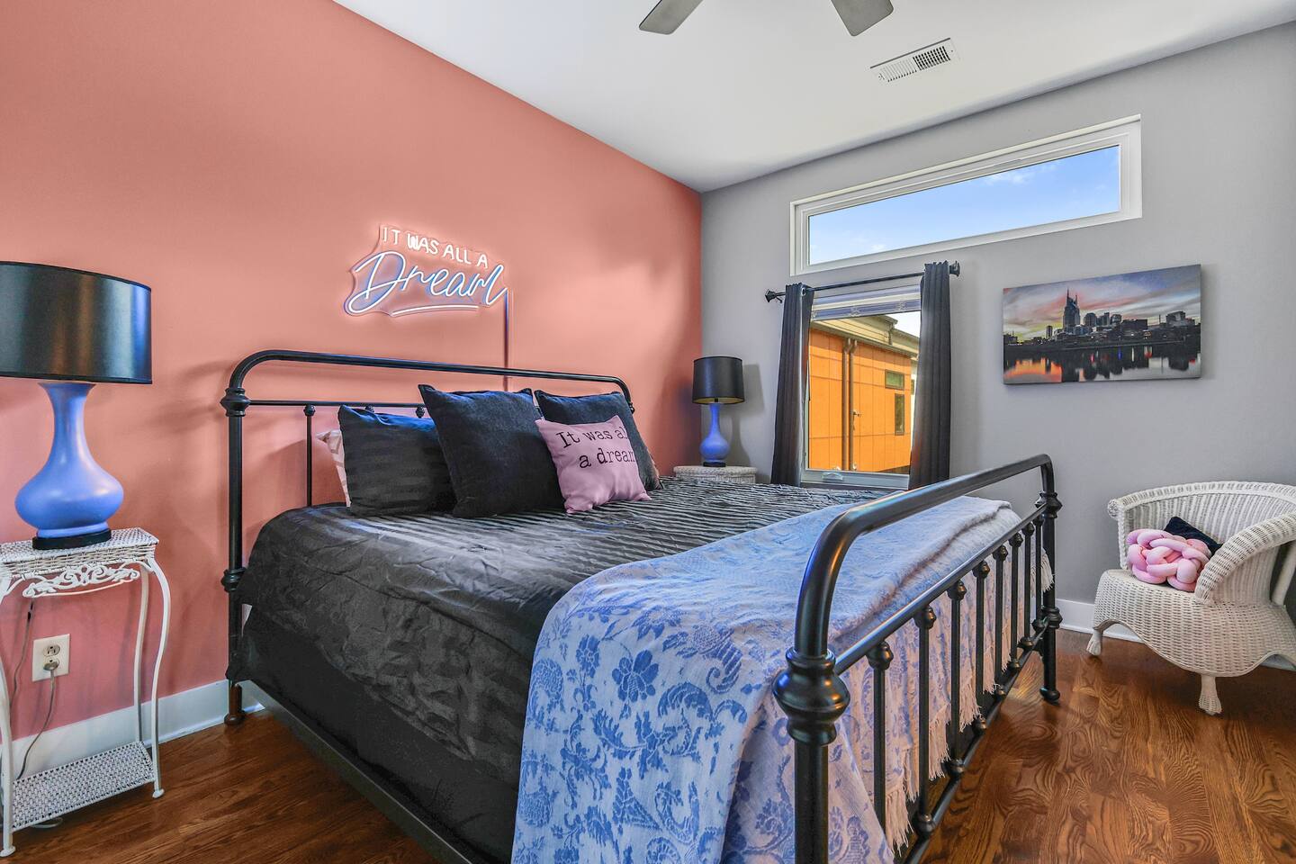 Dreamin' in East Nash! Parking! 10 min ->Downtown!