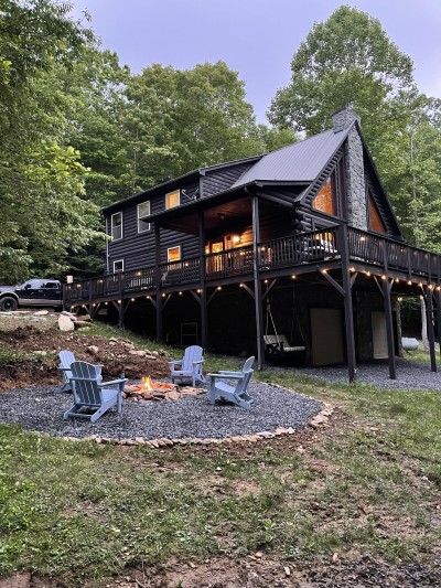 Modern forest cabin with wraparound deck & cozy fire pit under the stars