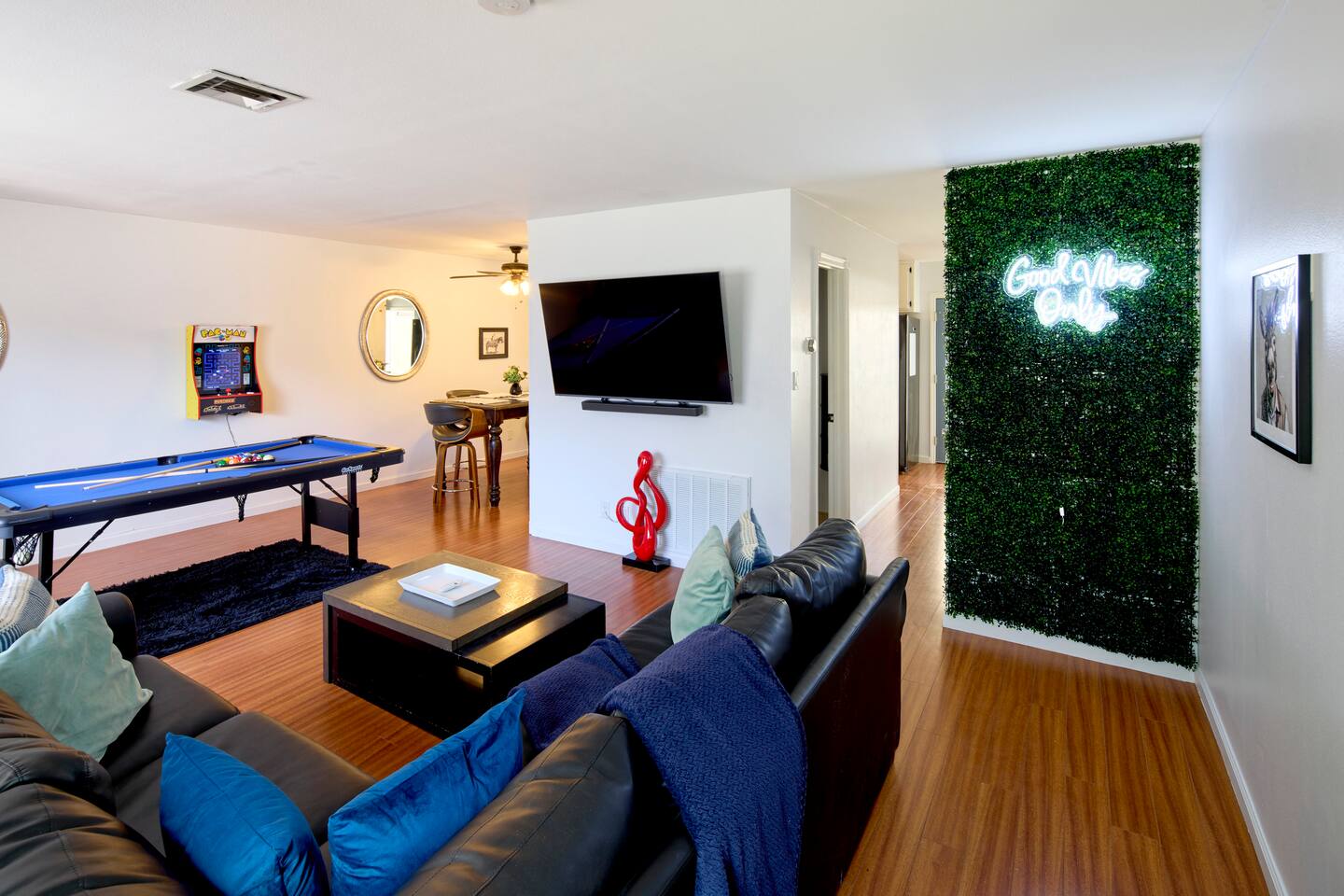 Sleeps 8 Only 10-15mins to Strip, Fremont, Airport