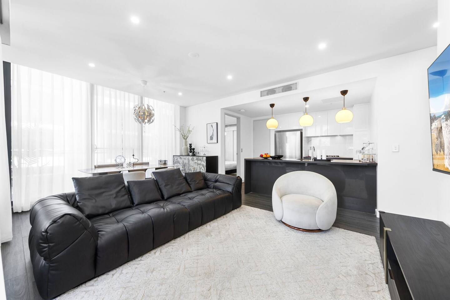 Modern 2BR in Mascot | Close to Airport & Train