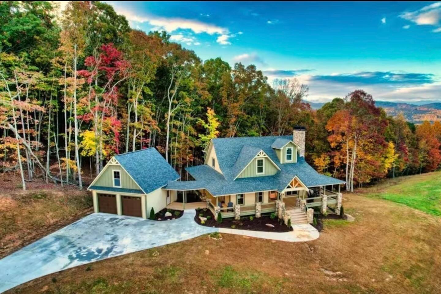 Views • Hot Tub • Game Room • Sleeps 12