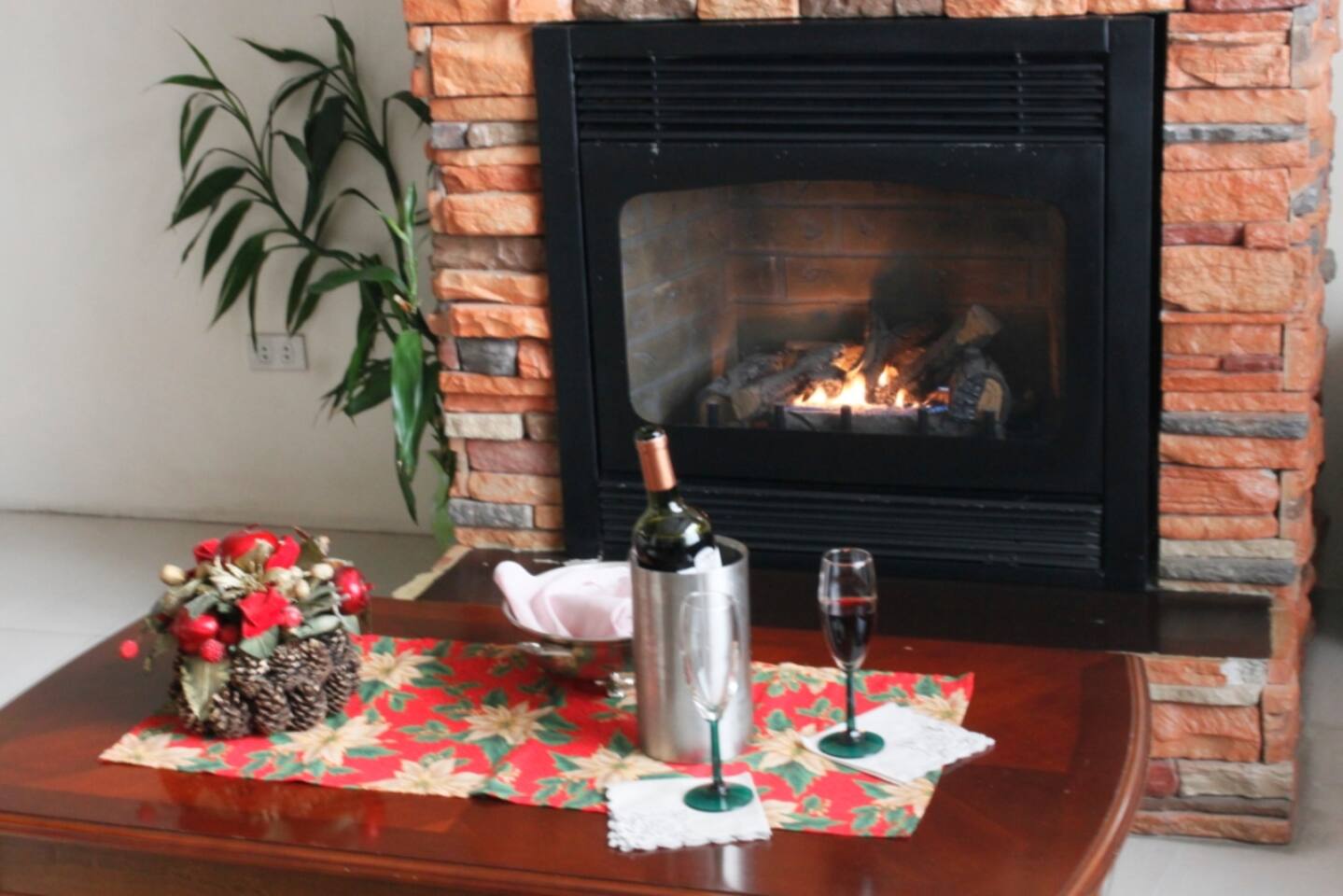 Cozy group stays with fireplace. 17 pax/Parking/8K