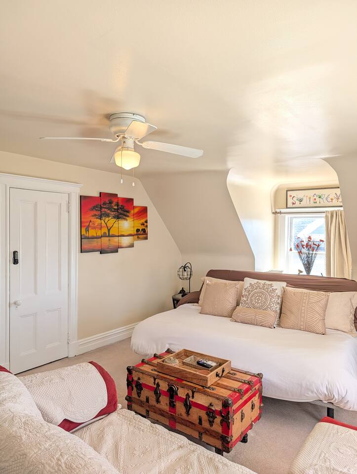 Cozy Apt Walkable to Shop, Eat & NYC Transport