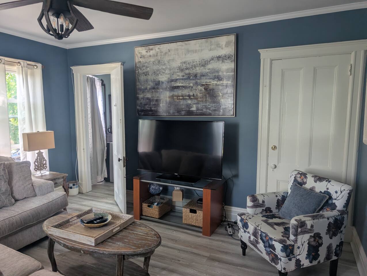 Spacious Sunny Apt: Walk to Shop, Eat & NYC Train