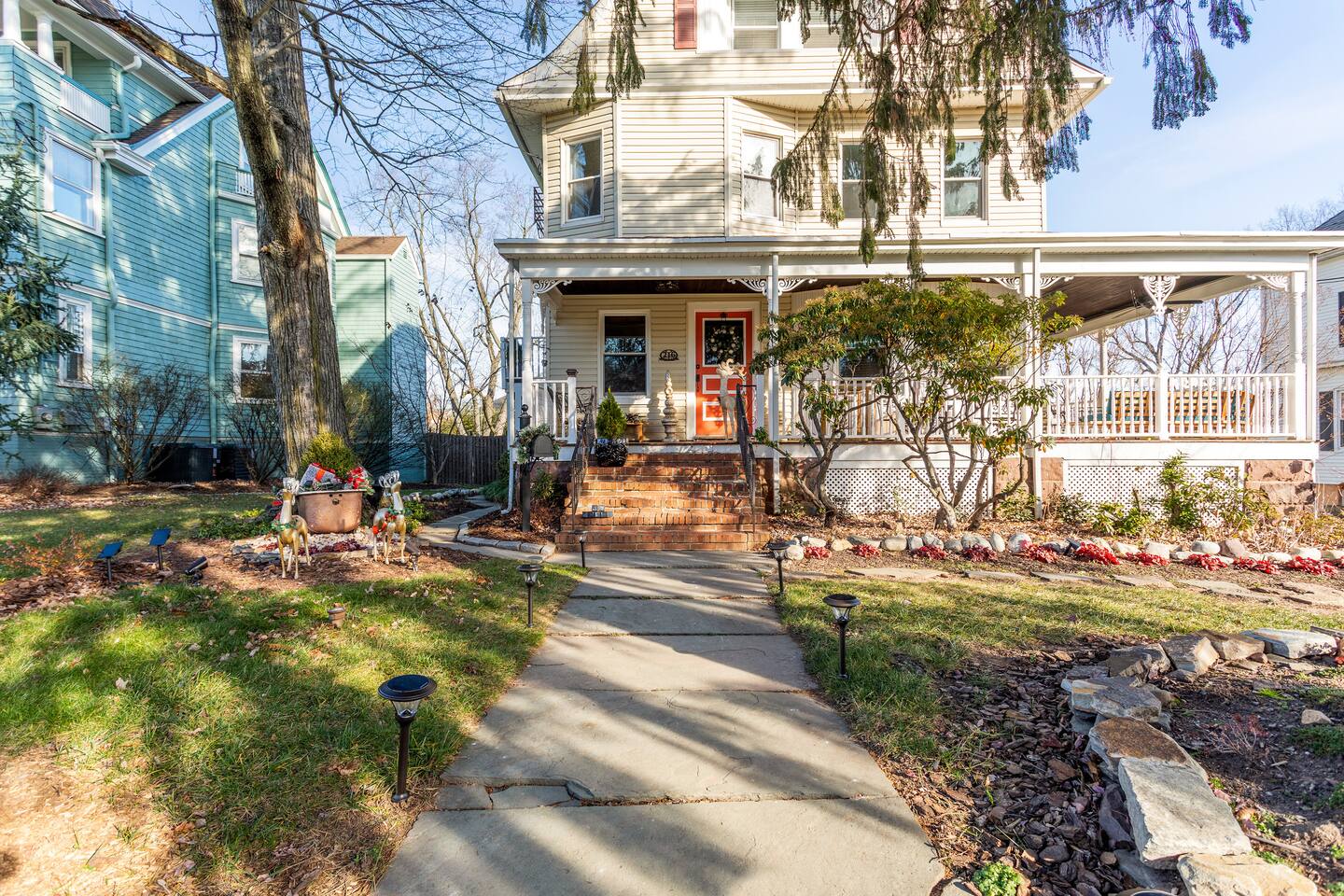 Large Space Great for Special Occasions: 2 Floors