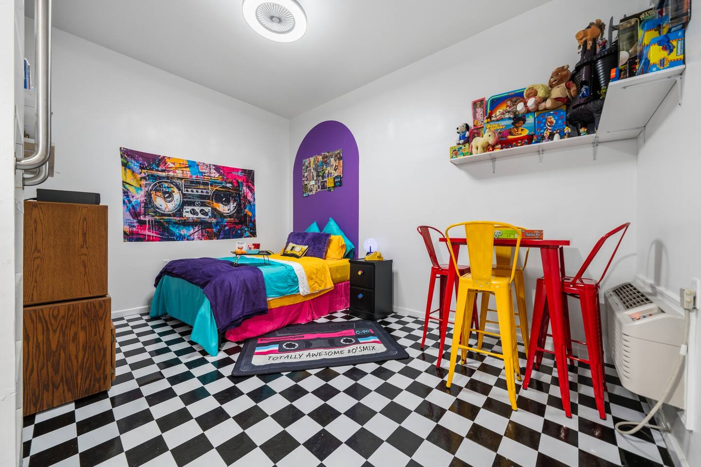 Retro Loft Getaway | 80s, 90s & Farm Vibes