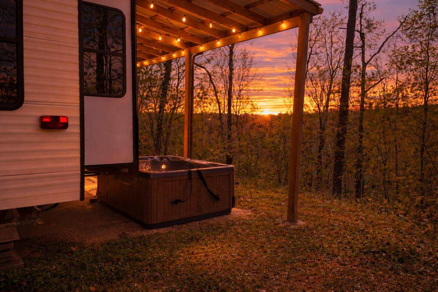 Private Wooded Retreat/Hot Tub Tiny Home Escape