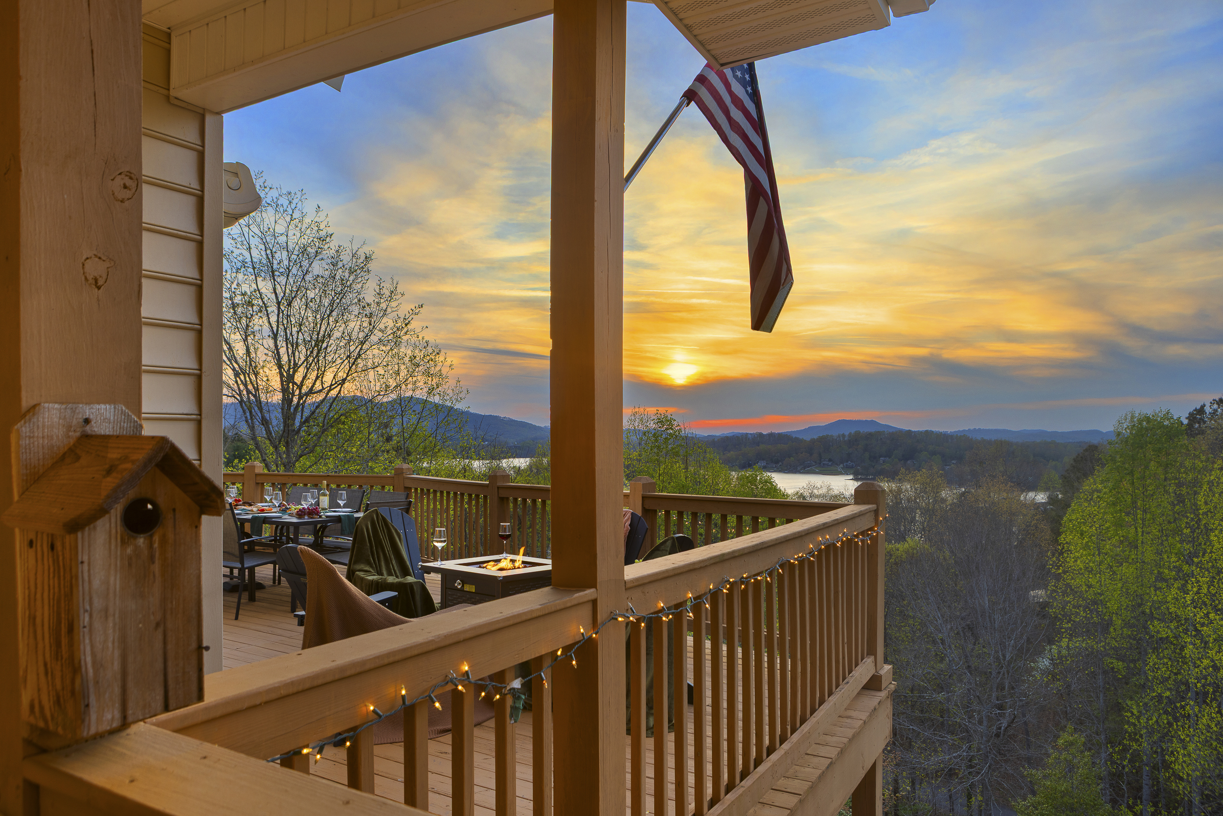 Lake & Mountain View’s! Hot tub-Grill-Movie Room