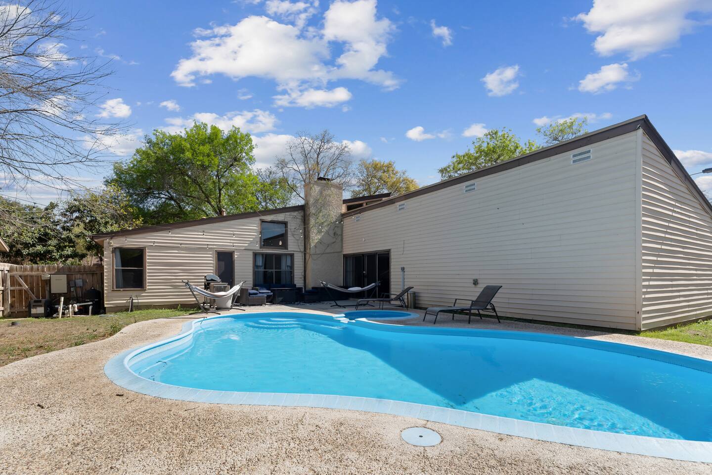 Pool•Hot tub•15 min to airport•20 min DT/RiverWalk - Holiday Home