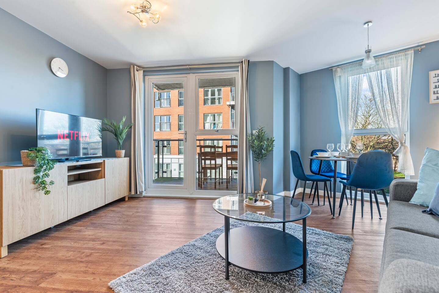 #133 Modern Apart Steps from Brindleyplace-parking