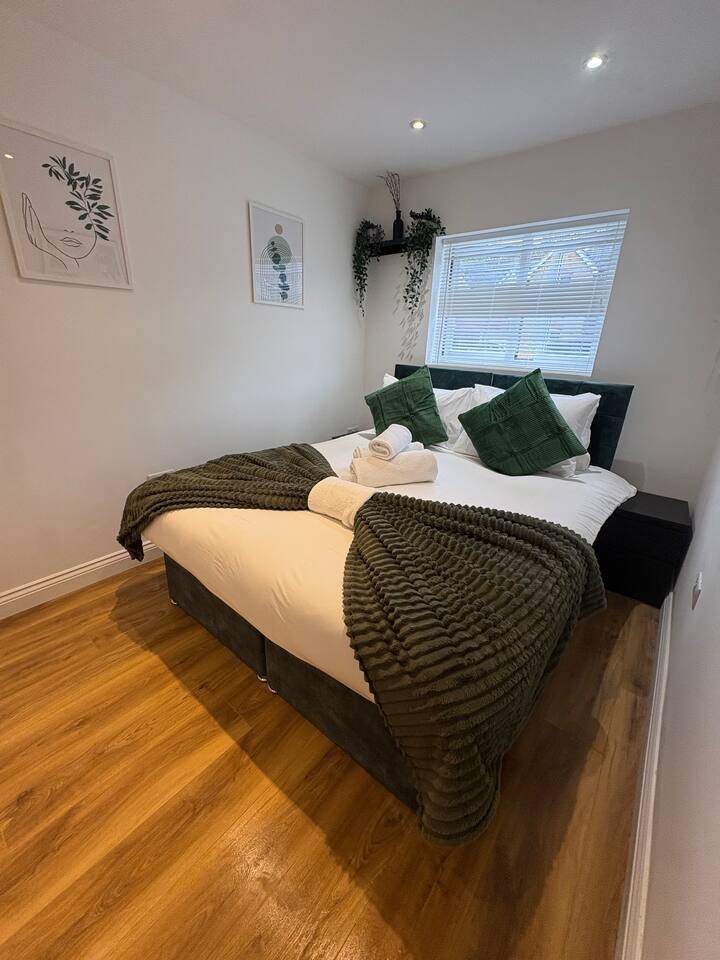 Luxury 5 Bed, 4.5 Bathroom / EV Charger