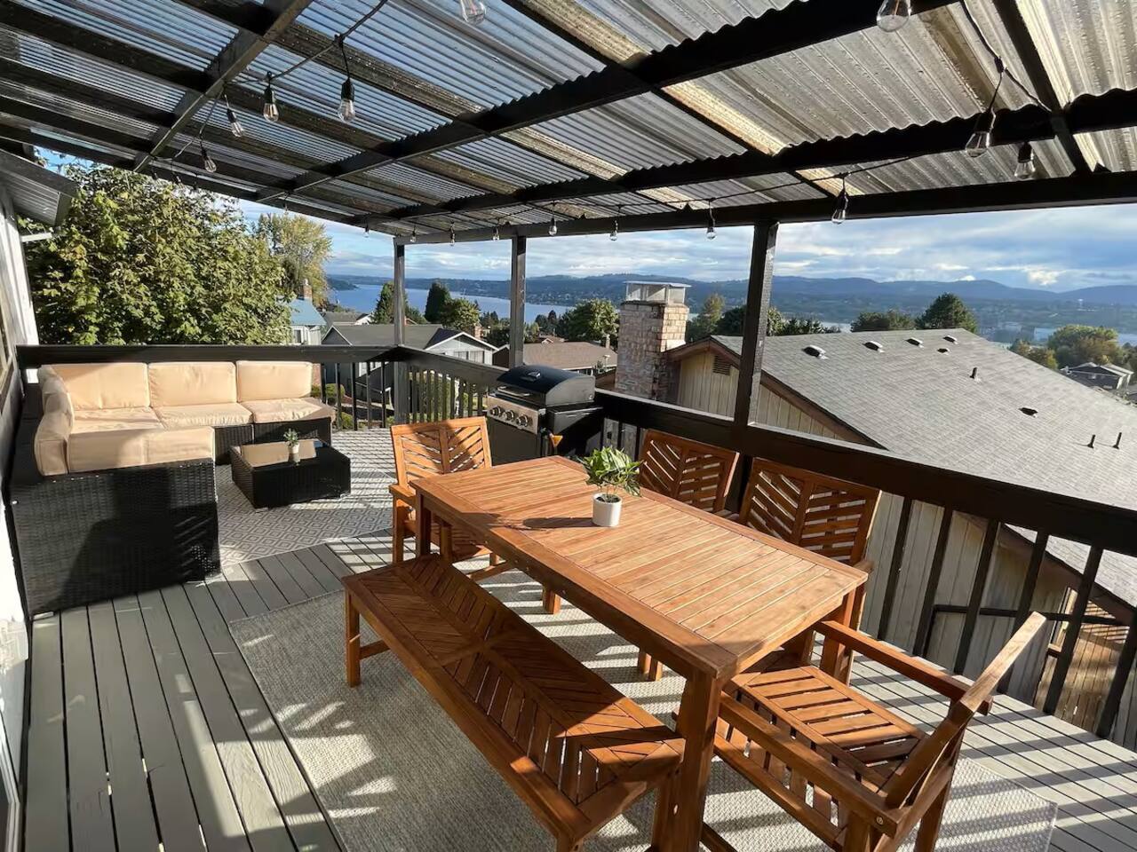 Mins to Seattle~Lake Views~Movie Room/Game Room