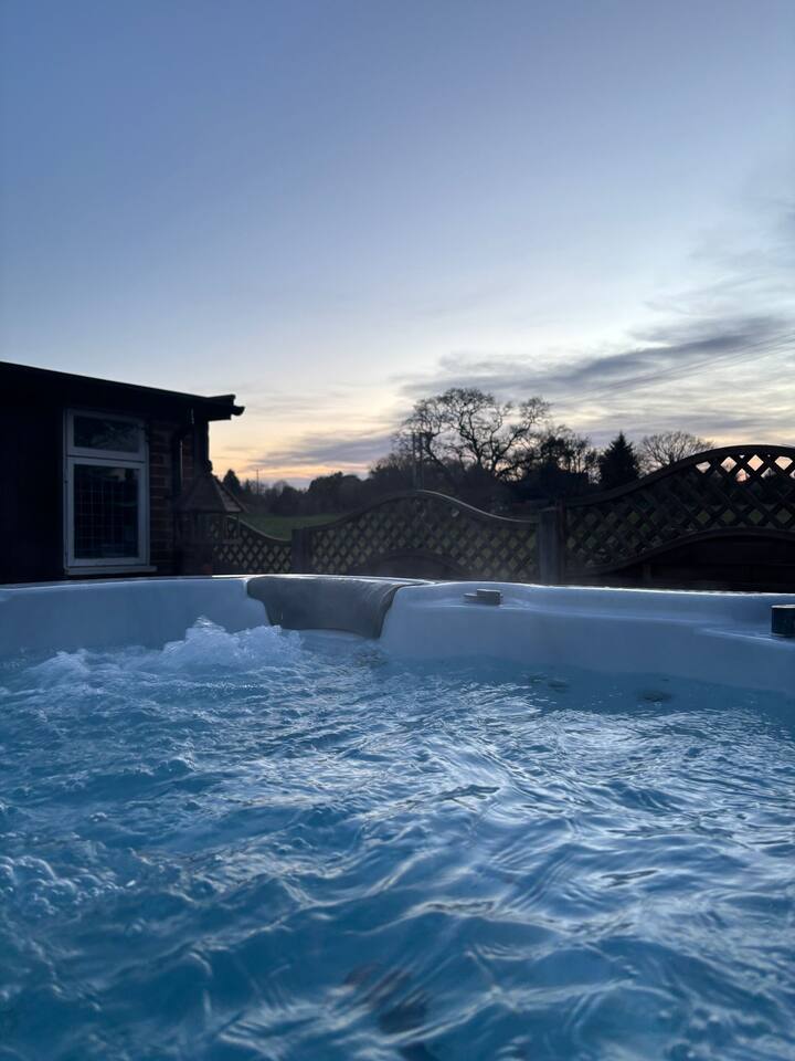 #135 Lux Countryside Retreat w/ HotTub |Sleeps 6