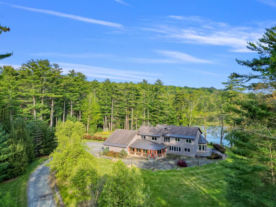 Lake Retreat w/ Hot Tub + Kayaks