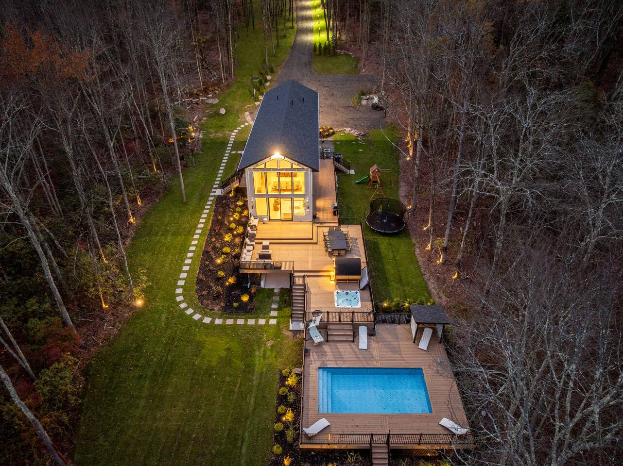Lakefront Paradise w/Pool, Hot Tub, Sauna & Kayaks