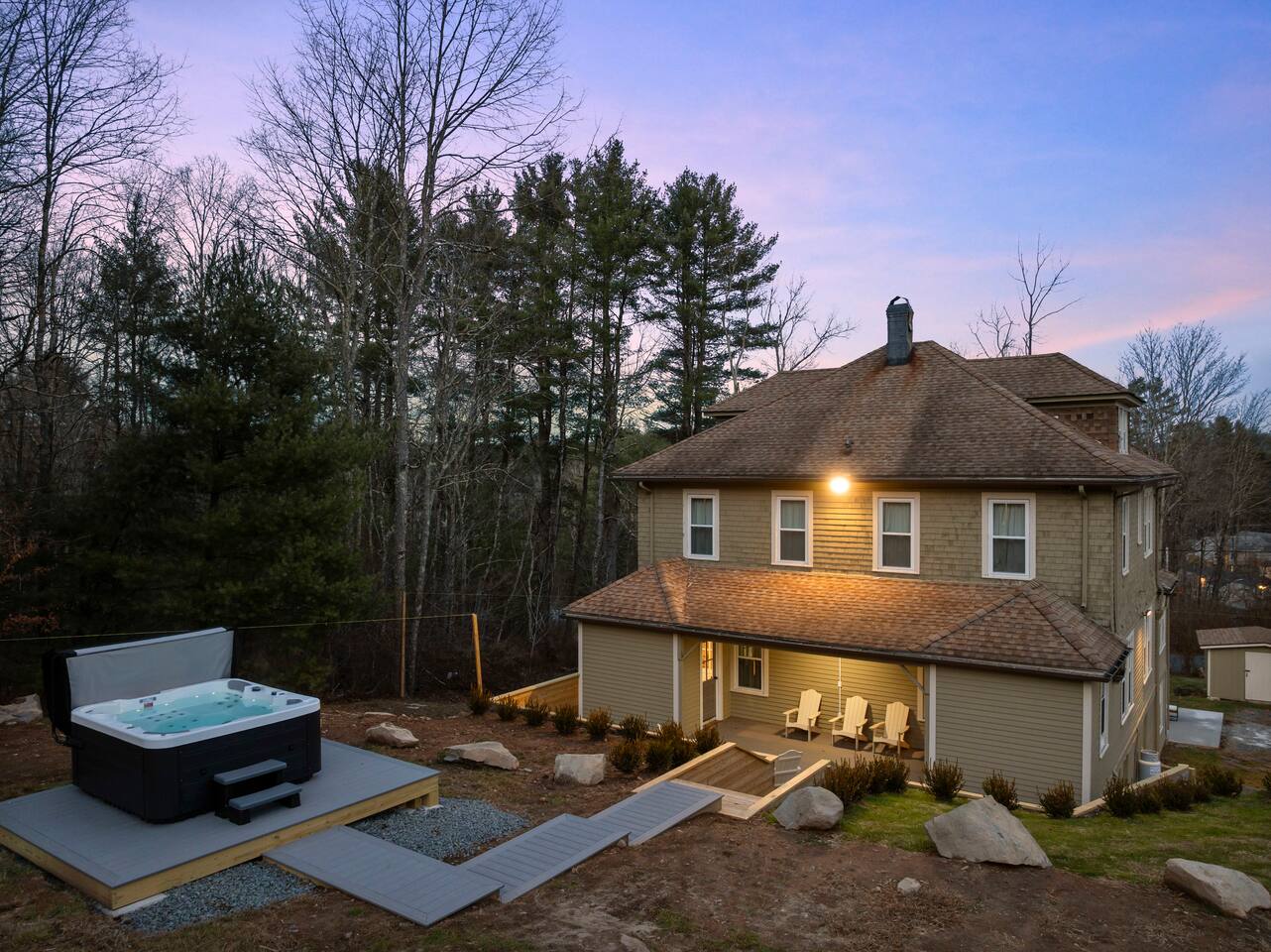 Spacious 8-Bedroom Retreat with 5 Living Rooms