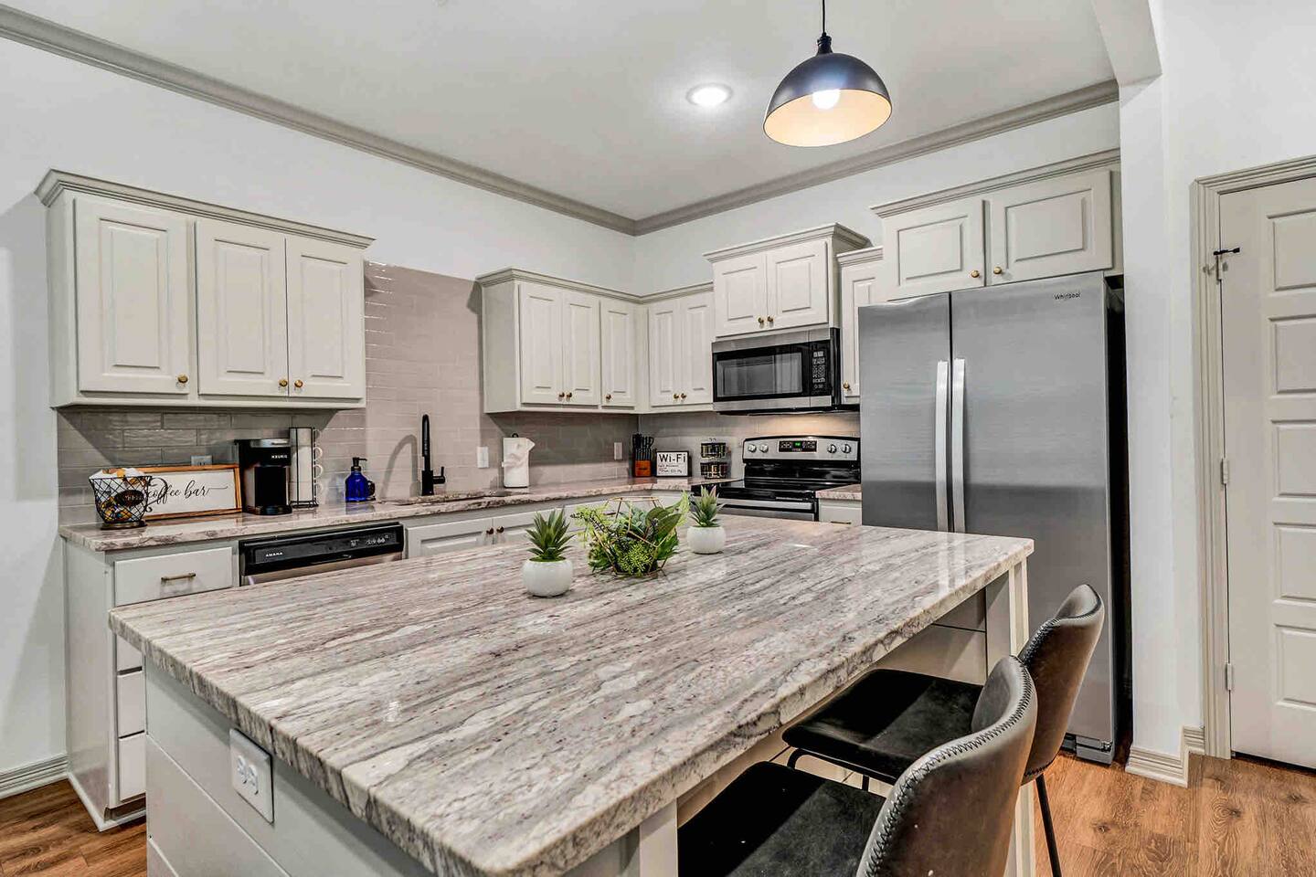STAY TYLER @ Vine - sleeps 8- great location