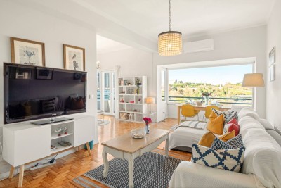 Bright and luminous living room with air conditioning.