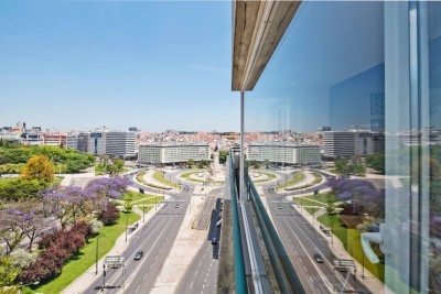 View from the balcony overlooking the Marquês de Pombal roundabout. Easy access down the street to public transportation in Lisbon: subway station, buses, taxis and GIRA Bike sharing station where you can rent an electric bicycle to explore Lisboa.