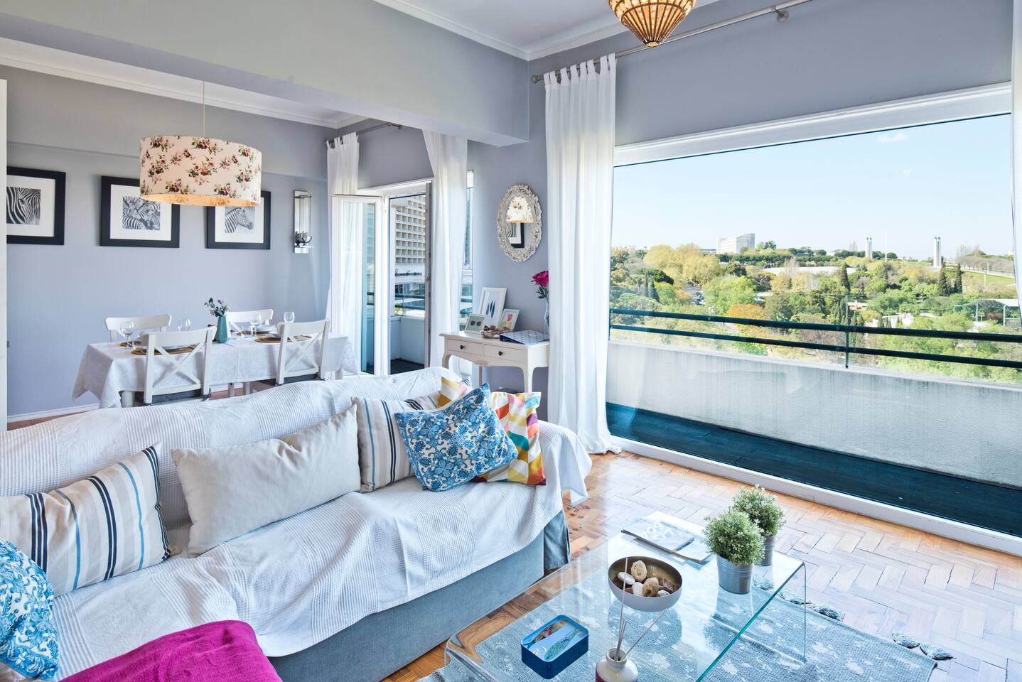 Stay in the city center and enjoy an amazing view of the Eduardo VII park in central Lisbon. You're a 2 minutes walk from Marquês de Pombal Subway station and the GIRA Bike sharing station, hop-on hop-off buses and rent-a-car just down the street.