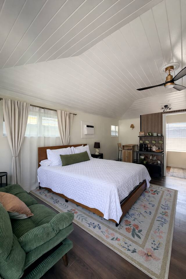 Cozy Coastal Studio Retreat with outdoor Hottub