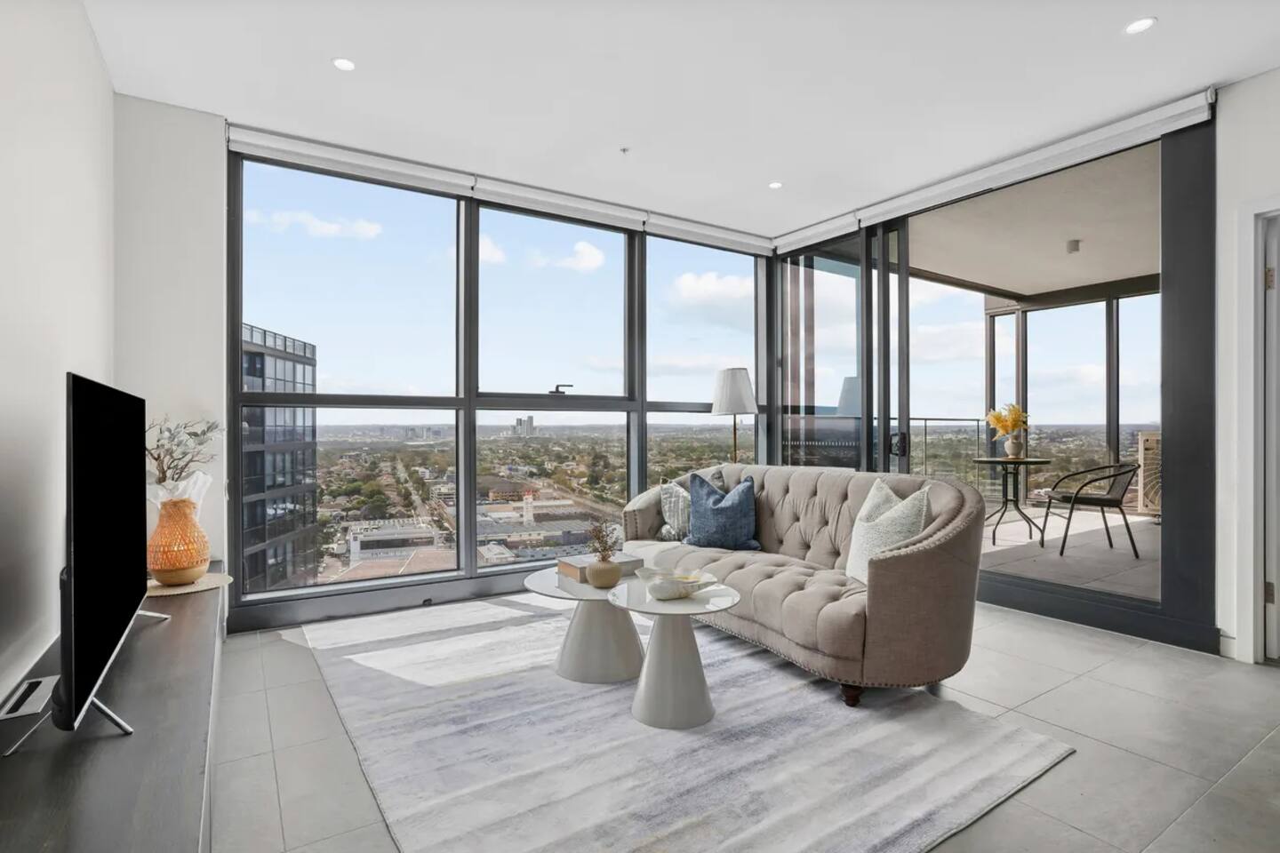 Sky-High 3BR Chic Apartment Near Homebush Station