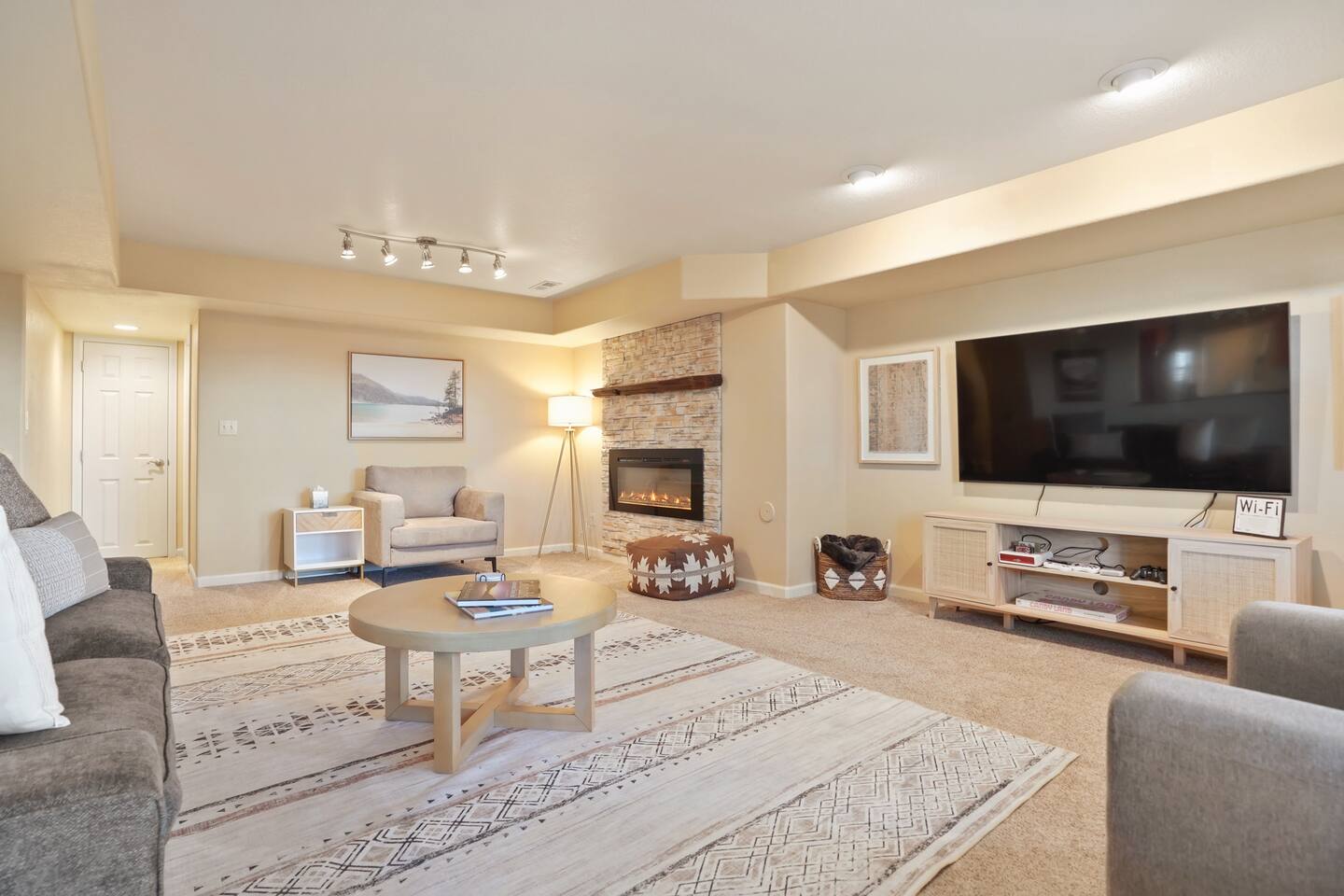 Lux 2 BD Den w Mtn Views, Priv Patio & Fenced Yard