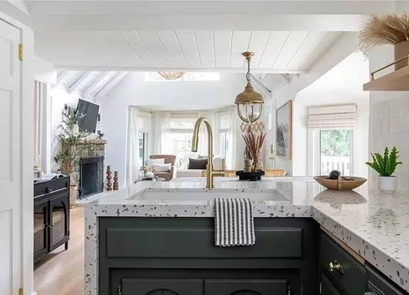 Designer Cabin w/ Deck, Firepit & Pine Views