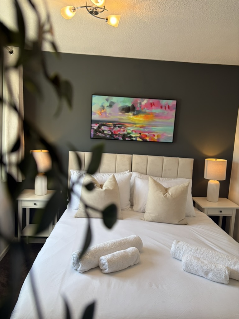 Modern 2bed - Parking - Garden - Singles or Kings
