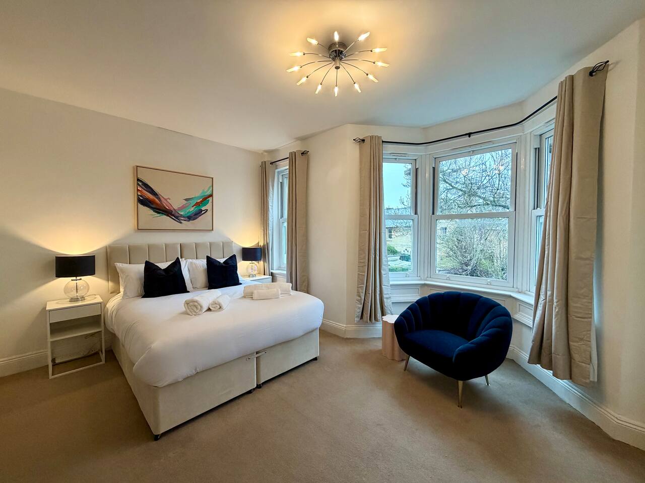 Modern 4 Bed House 15 mins from City with Garden.
