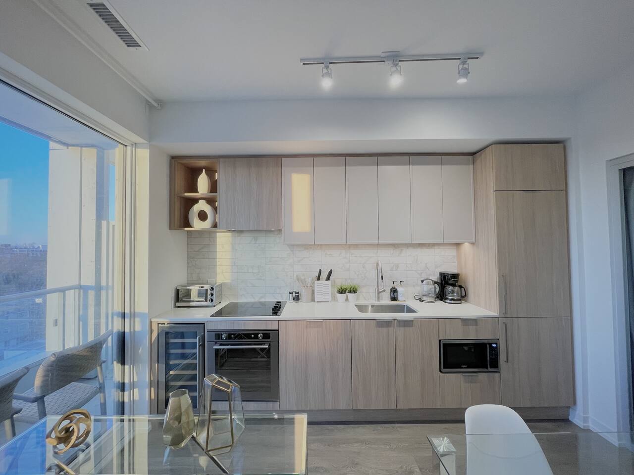 Luxury 1B1B Apartment. Kitchen & Laundry