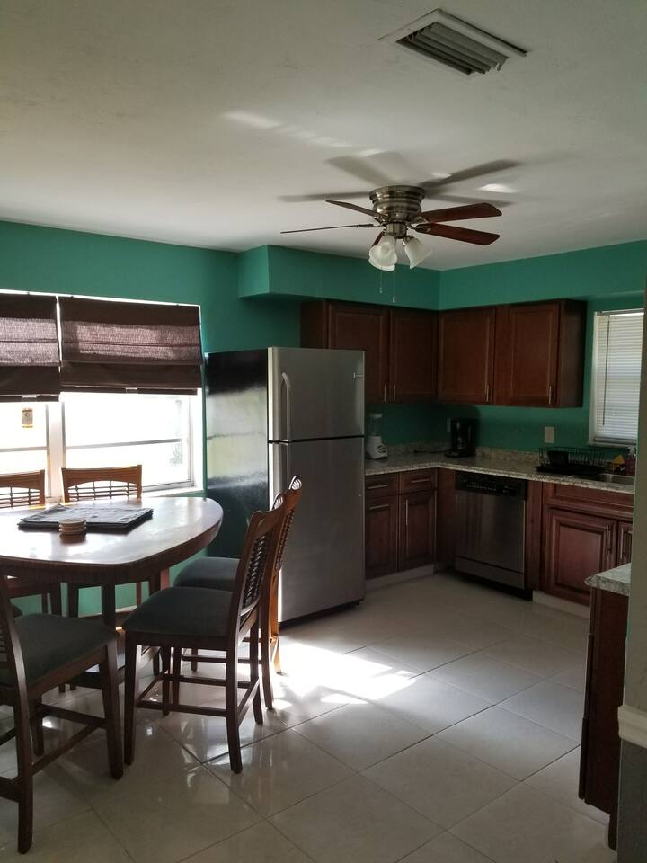 Heart of Palm Beach Cty! Spacious 4 Bedroom
