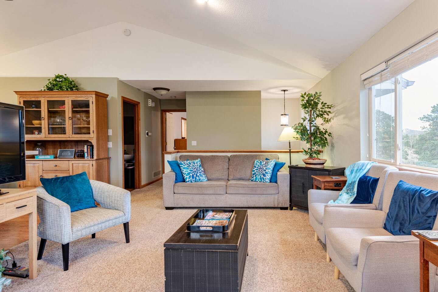 Panoramic Mountain Views! Fireplace, Clean Home!