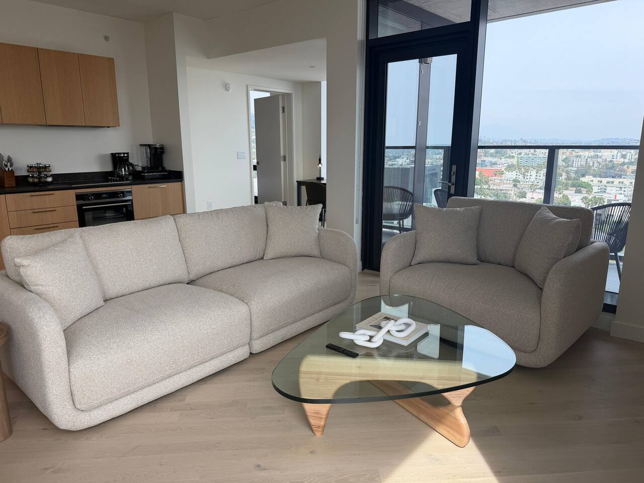 Hollywood Luxury High-Rise Rooftop Pool City Views