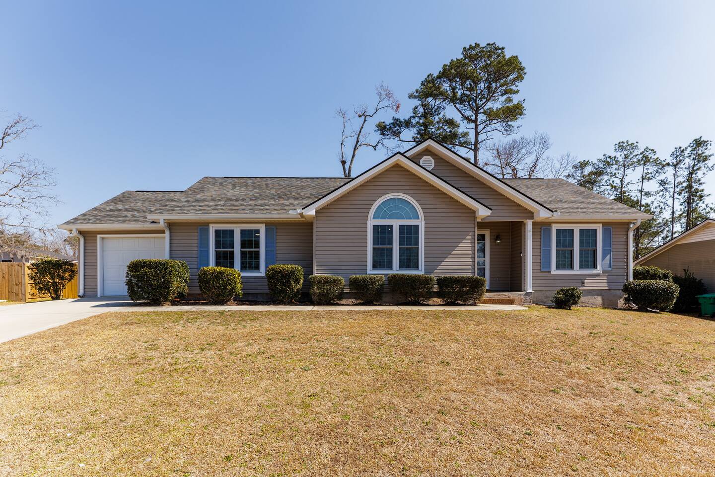 Holly House | Fenced Yard | Near I-75 | King Beds