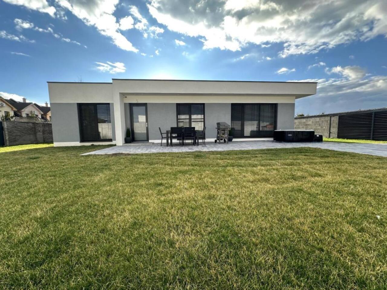 AC family house with garden and jacuzzi, 9A