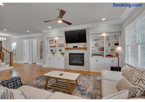 Family Fun - Cozy Movie and Game Room - Huge Yard - Pets