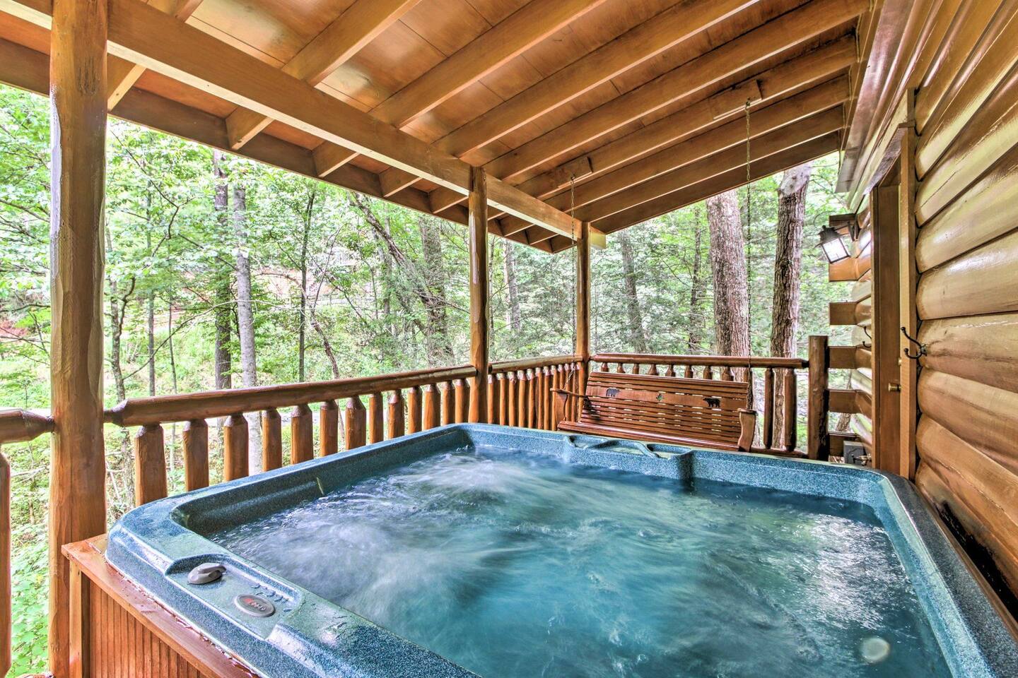 NEW-Smoky Mountain Hot Tub Hideaway & Pool Table